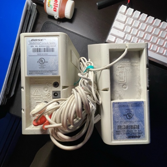 BOSE Wired Speakers - Picture 2 of 2